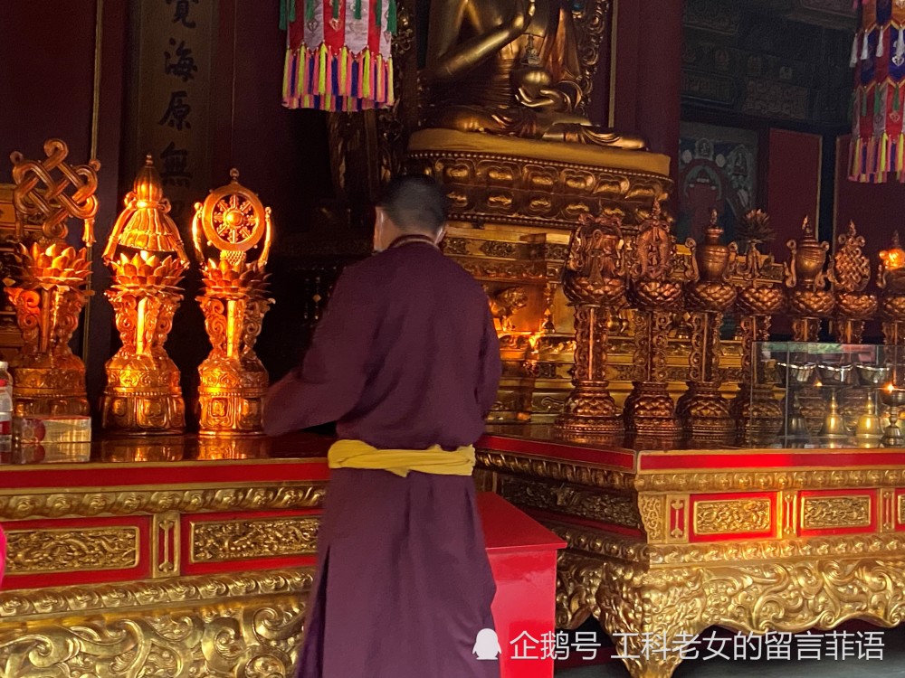 雍和宫|雍和宫之一缕夕阳照进佛堂