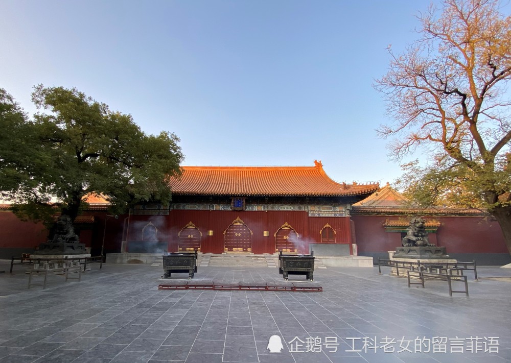 雍和宫|雍和宫之一缕夕阳照进佛堂