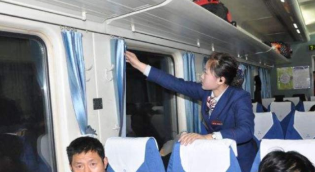 为什么当火车半夜路过一些地方的时候 乘务员会强制将窗帘拉上 窗帘