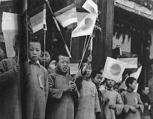 抗战罕见老照片八路军扛木制土炮最后一张是鲨鱼头战斗机