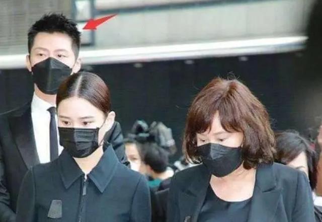 何超莲|好事将近？窦骁晒女友毕业证秀恩爱，何超莲开心喊话：帮你管钱呀