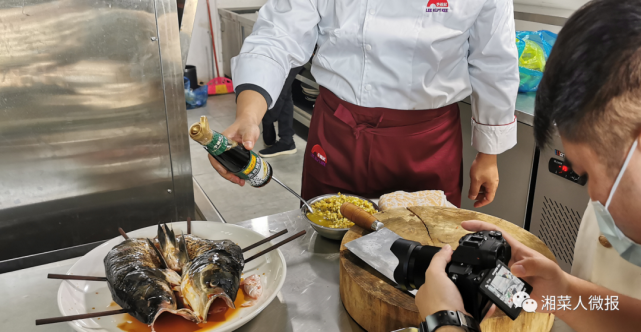 王墨泉一抹鲜甜烹出酱椒鱼头和葱油鲍鱼仔的传承与创新味视台