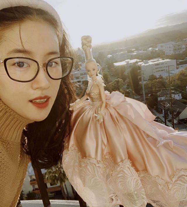 刘亦菲|刘亦菲回国隔离结束，戴墨镜口罩挡脸，网友：口罩也挡不住美貌