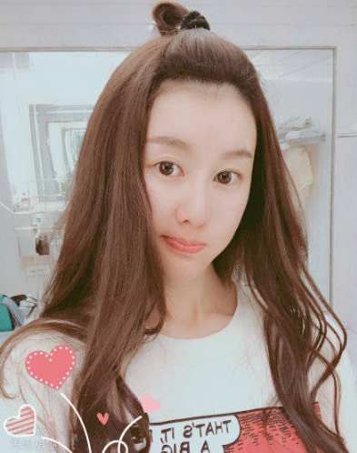 近日,有网友在社交平台上晒出了几张王宝强女友冯青外出的素颜照.