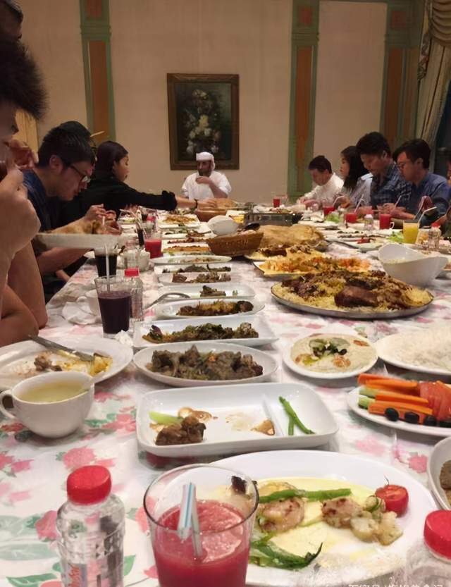 迪拜富人家庭的一日三餐看完终于明白贫穷限制一个人的想象