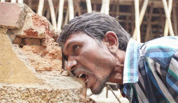 |一男子不吃饭菜只吃“砖头”，连续吃20年，砖头都能盖一栋别墅