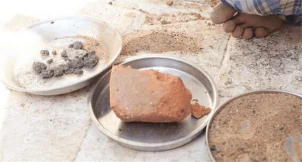 |一男子不吃饭菜只吃“砖头”，连续吃20年，砖头都能盖一栋别墅