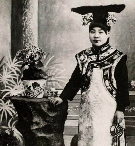 老照片:清代女子发型太奇葩,最后一张让人看着就疼!