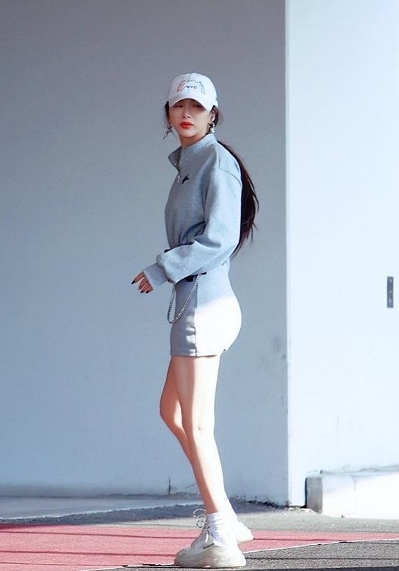 孔雪儿身材比例真优秀穿运动短裙现身生图跟精修图无差