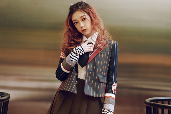 硬糖少女跟黄渤合影,谁注意希林娜依高的位置?