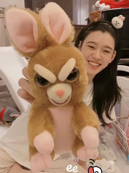 奚梦瑶|奚梦瑶晒儿子玩具老公帮录视频，买可怕熊被何猷君吐槽：是亲妈吗