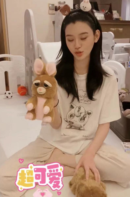 奚梦瑶|奚梦瑶晒儿子玩具老公帮录视频，买可怕熊被何猷君吐槽：是亲妈吗