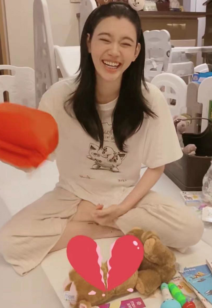 奚梦瑶|奚梦瑶晒儿子玩具老公帮录视频，买可怕熊被何猷君吐槽：是亲妈吗