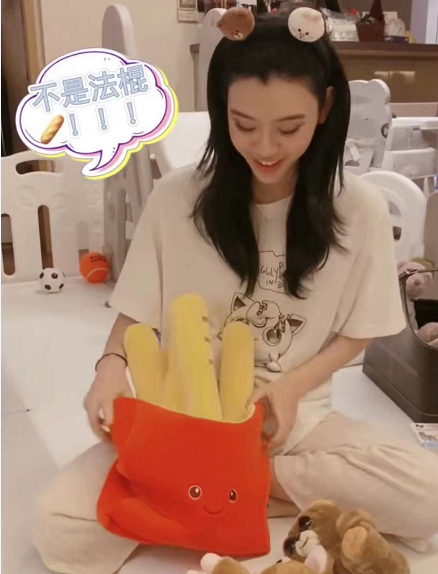 奚梦瑶|奚梦瑶晒儿子玩具老公帮录视频，买可怕熊被何猷君吐槽：是亲妈吗