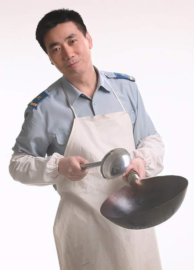 国家一级演员范明,娶大6岁2婚富婆恩爱23年,继子是他的骄傲