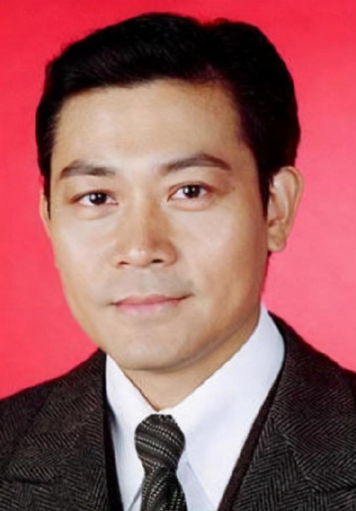 58岁曾伟权患癌去世生前刻意避开别人的目光两个人非常关键