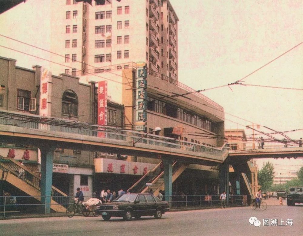 1980年代俯瞰提篮桥人行天桥全景,远处有公交电车二场长治路停车场