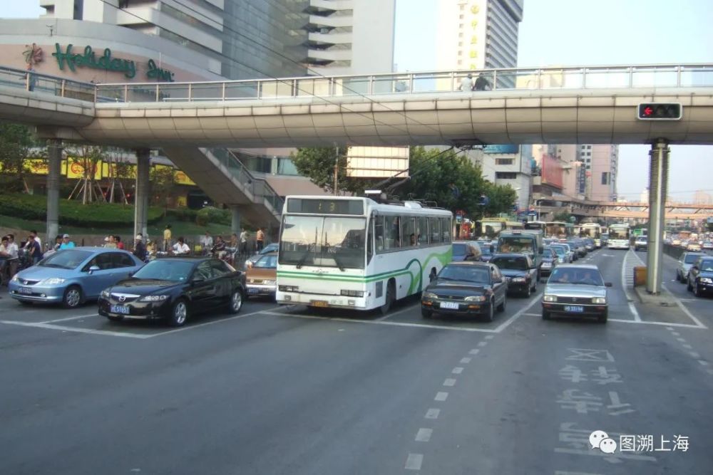 長壽路西康路的十字路口周邊,老上海們習慣上稱之為大自鳴鐘