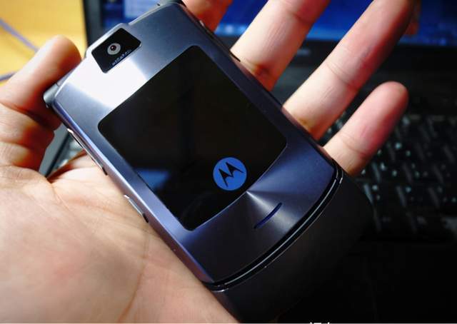 摩托罗拉v3上市于2004年,作为一款高端机型价格自然不菲,可尽管如此
