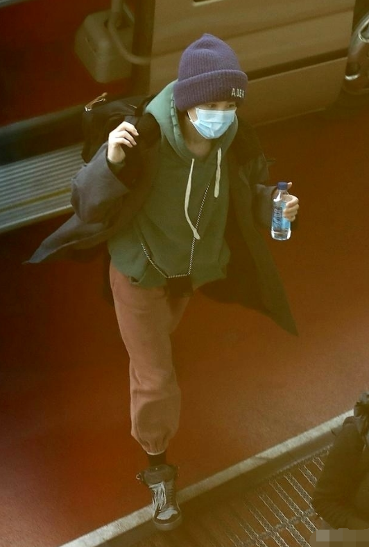 王菲|被传和谢霆锋分手，王菲露面从头包到脚疾走，身上挂件成焦点