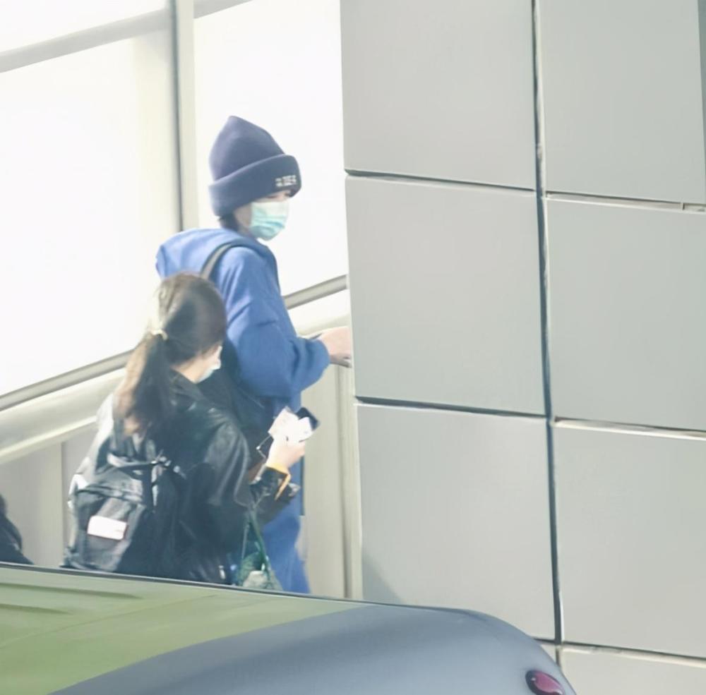 王菲|被传和谢霆锋分手，王菲露面从头包到脚疾走，身上挂件成焦点