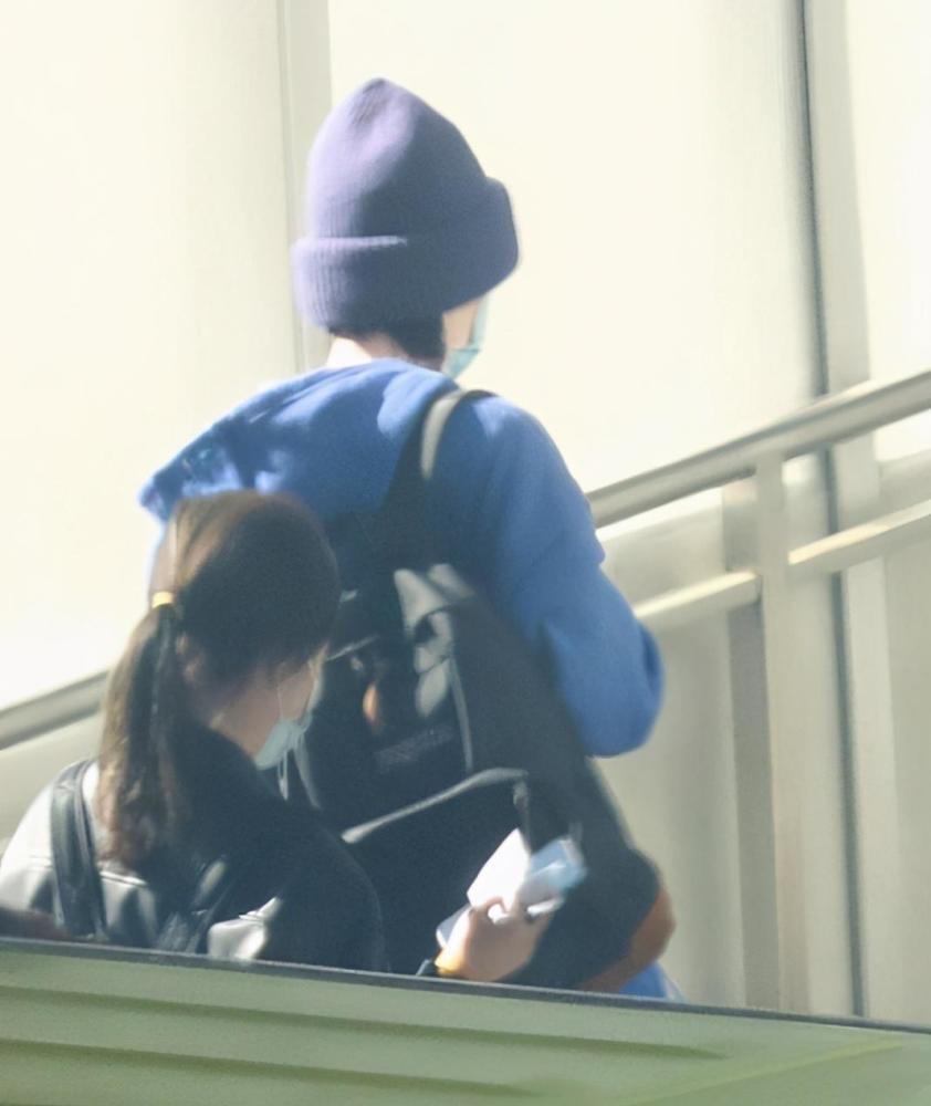 王菲|被传和谢霆锋分手，王菲露面从头包到脚疾走，身上挂件成焦点