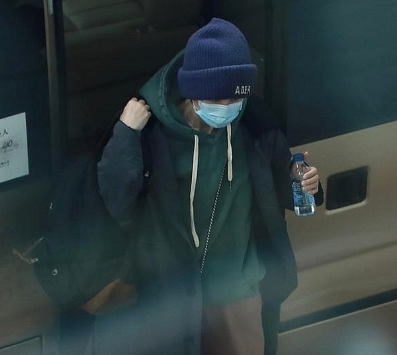 王菲|被传和谢霆锋分手，王菲露面从头包到脚疾走，身上挂件成焦点