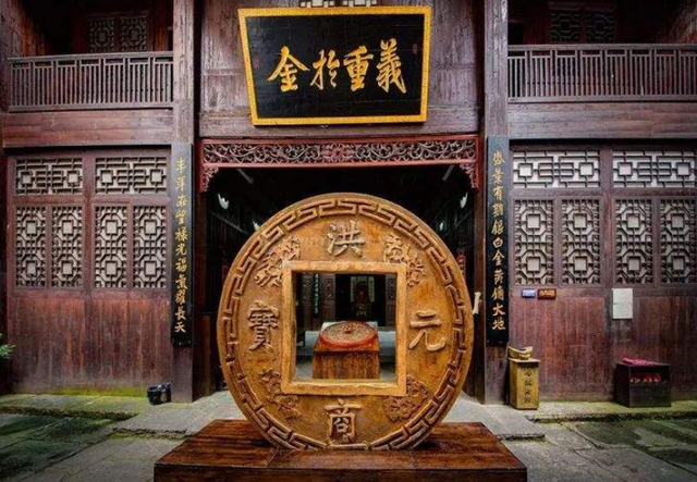 三年后,因为为人踏实,做事勤劳,胡雪岩成为钱庄的正式伙计.