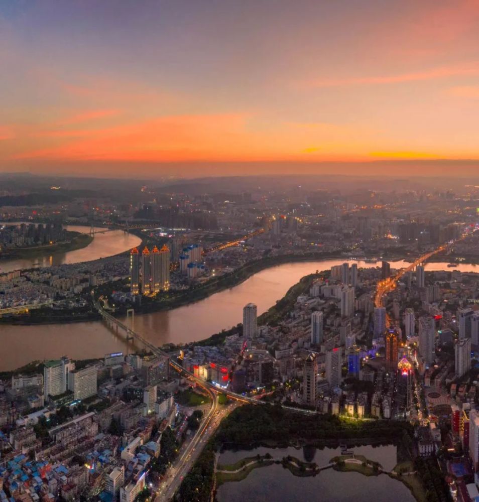 (滑动下图,欣赏邕江穿城全景图)傍水而生撰文,摄影:郑德华朱瑾为南宁