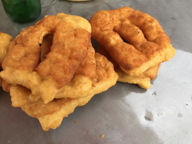 对于很多喜欢吃甜食的人来说,大嫂还可以做出口味特别的糖皮油条.