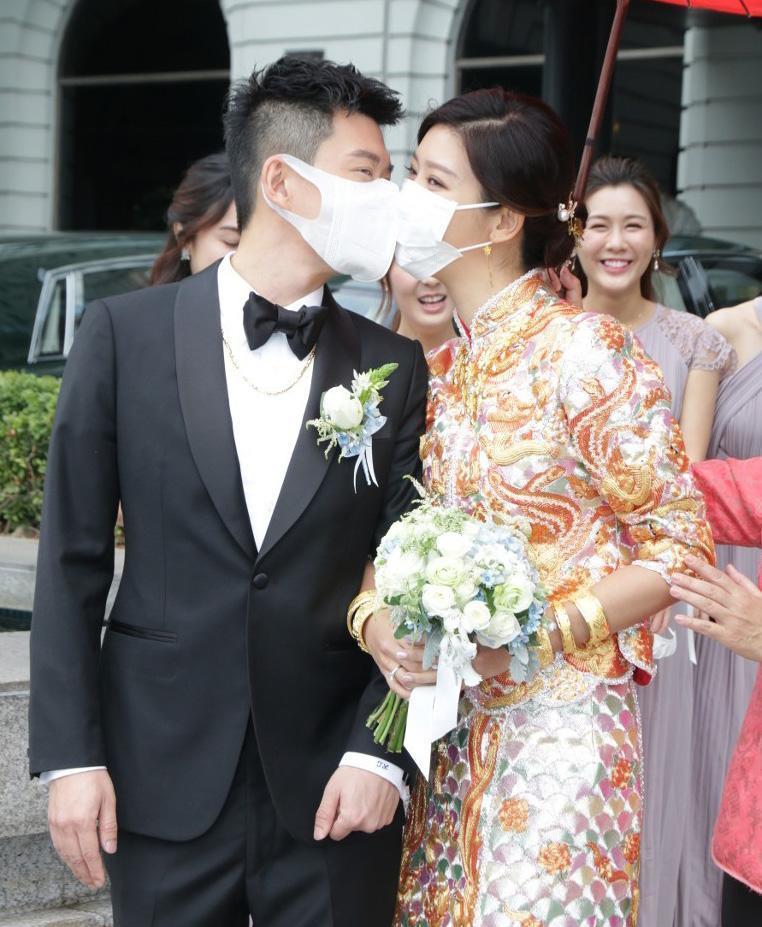 余香凝出嫁花球遮肚隔着口罩吻老公