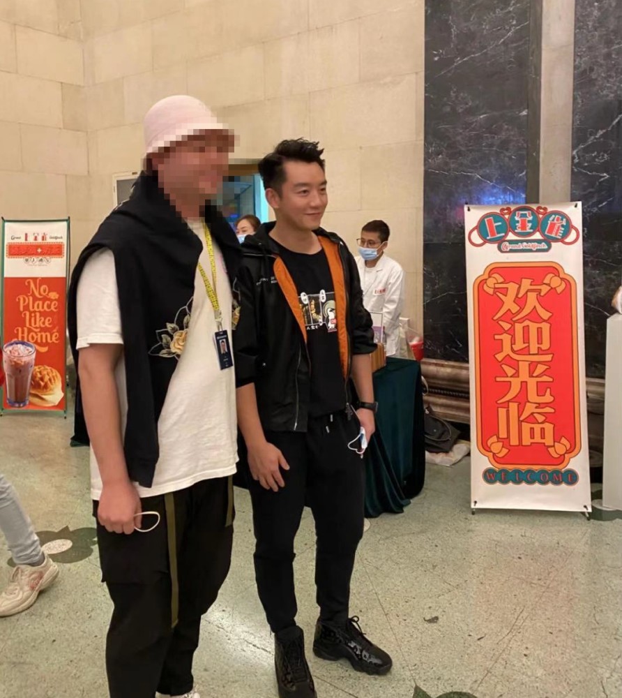 王思聪|王思聪逛艺术展像去超市买菜，直接订购了村上隆作品就走人