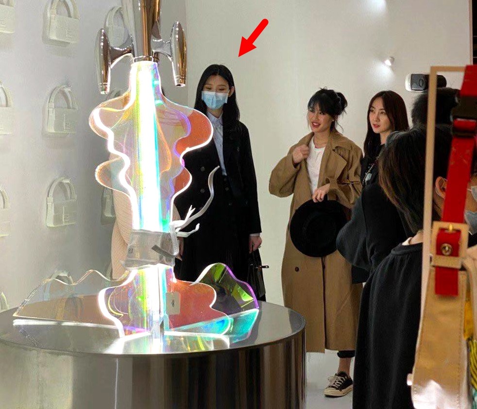 王思聪|王思聪逛艺术展像去超市买菜，直接订购了村上隆作品就走人