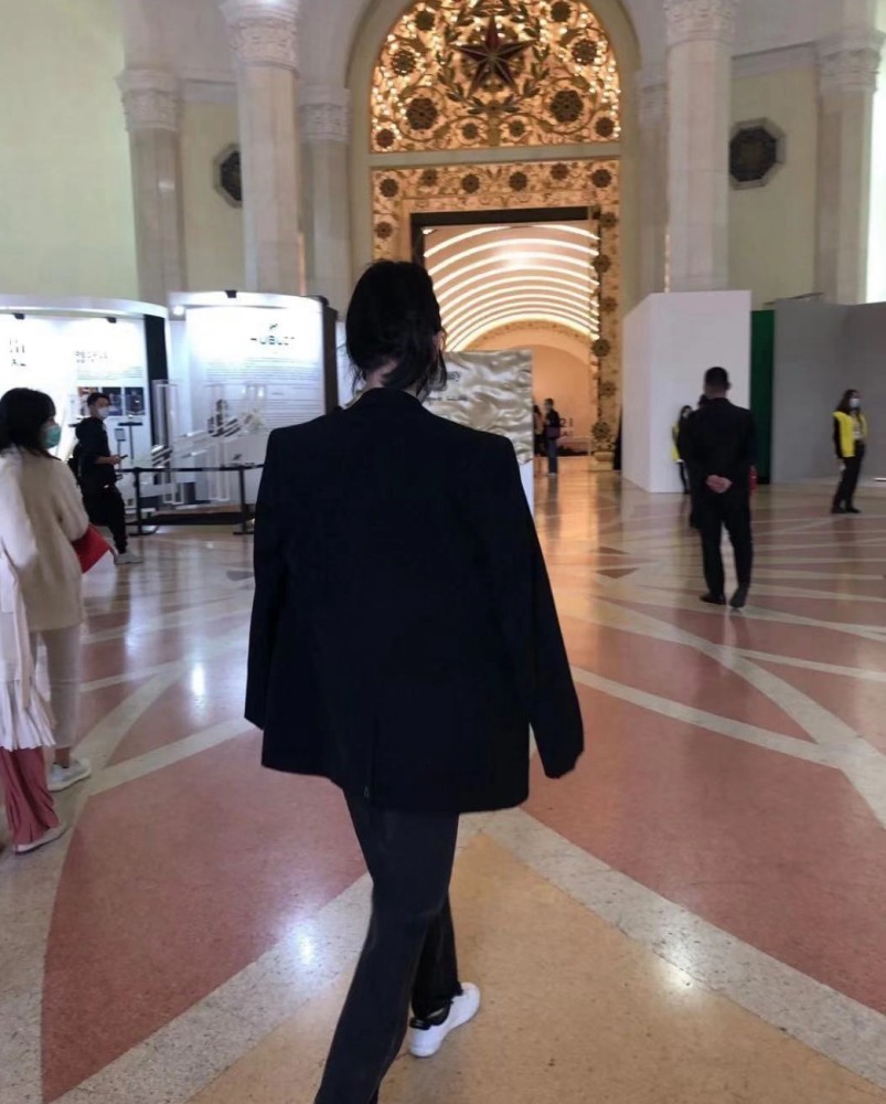 王思聪|王思聪逛艺术展像去超市买菜，直接订购了村上隆作品就走人