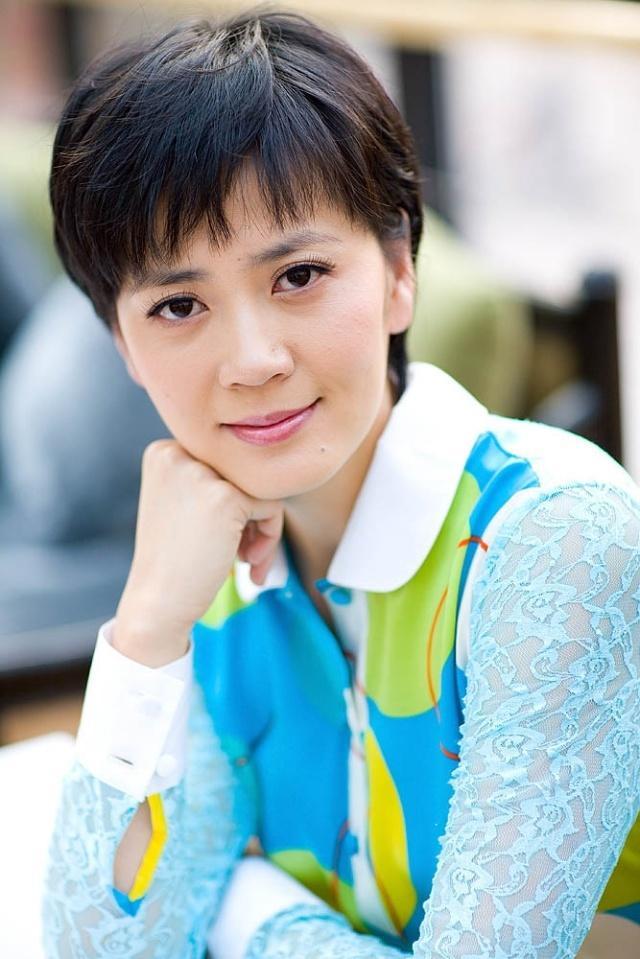 沈冰就加入到了节目《经济半小时》,对此,她说是追求事业也是享受生活