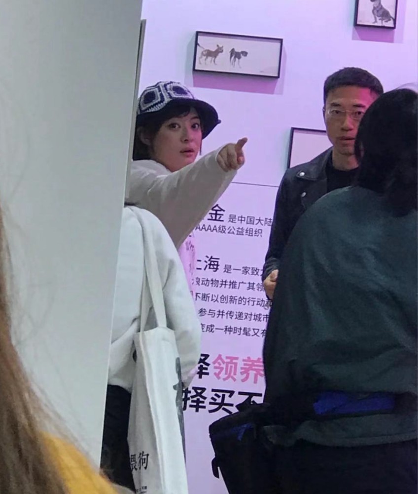 王思聪|王思聪逛艺术展像去超市买菜，直接订购了村上隆作品就走人