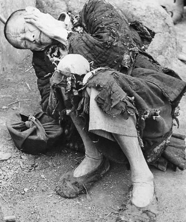 民国老照片:女子五官精致远胜现代女星,图7为何要挑猪去河边?