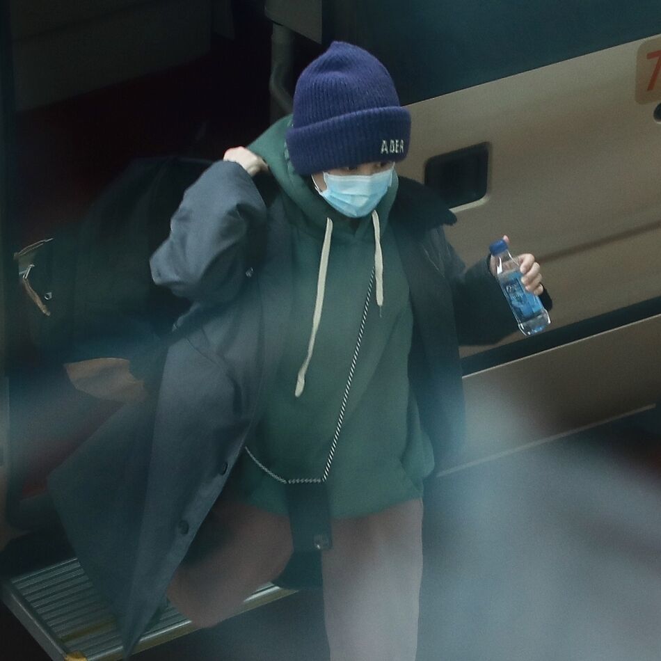 王菲|51岁王菲越老越放肆，穿卫衣束脚裤搭针织帽走机场，这打扮60后里少见！