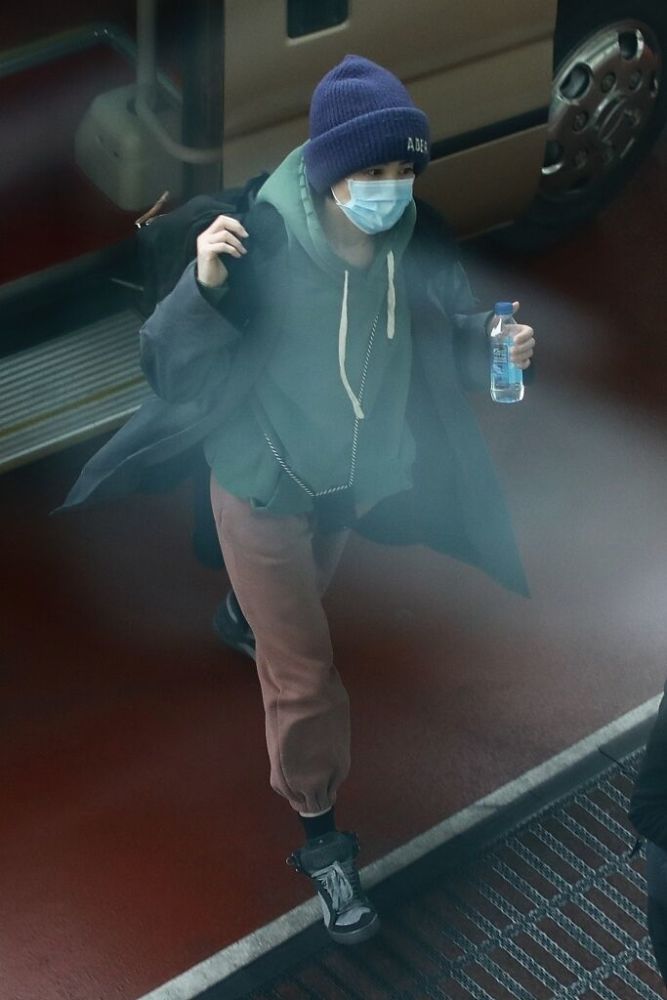 王菲|51岁王菲越老越放肆，穿卫衣束脚裤搭针织帽走机场，这打扮60后里少见！