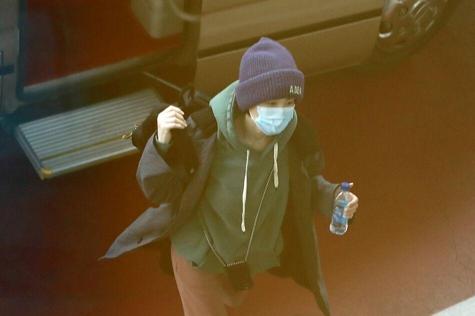 王菲|51岁王菲越老越放肆，穿卫衣束脚裤搭针织帽走机场，这打扮60后里少见！