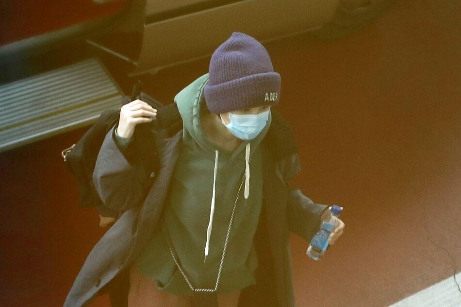 王菲|51岁王菲越老越放肆，穿卫衣束脚裤搭针织帽走机场，这打扮60后里少见！