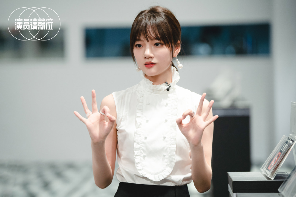 何昶希|何昶希为戏留三天胡子，也能开始吹敬业了？