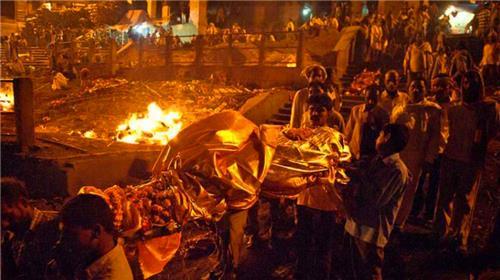 印度教,佛教等是支持火葬的,印度教中认为火化尸体,能促使灵魂去到另