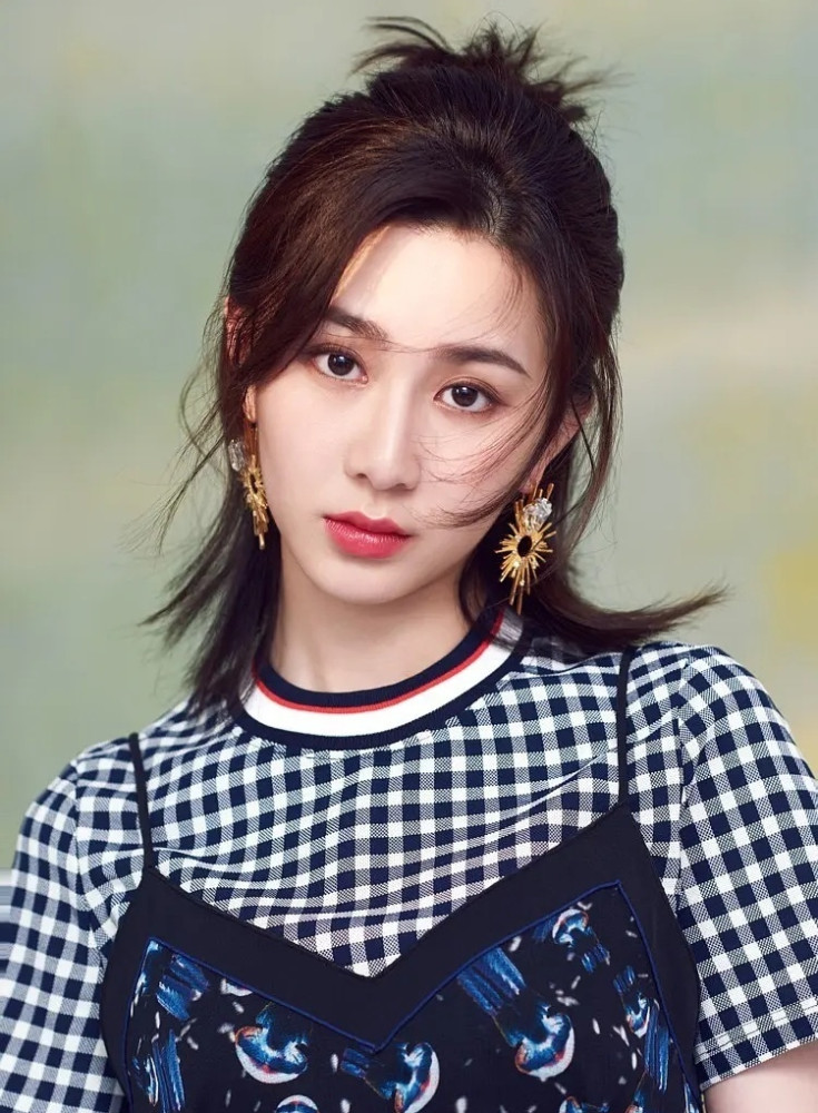 而"七朵金花"的最后一个角色阿珂的扮演者是郭泱,也是一个只有客串