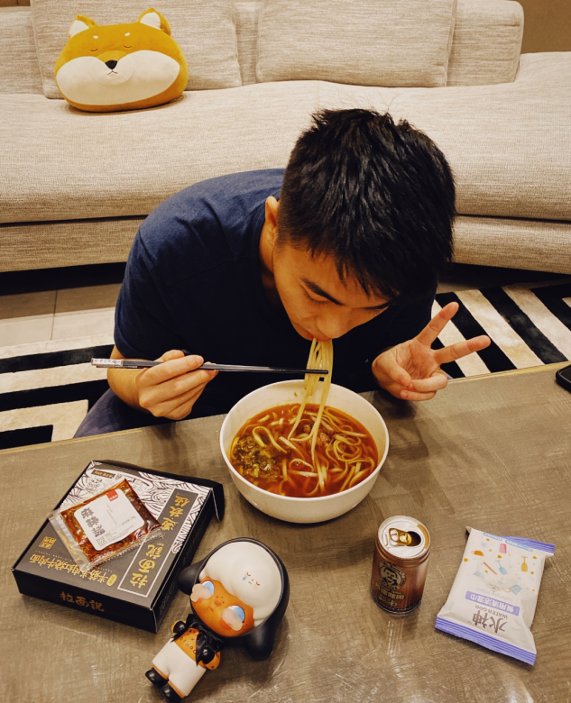 何超莲|赌王千金何超莲获名校硕士学位证，男友窦骁发文炫耀，网友：优秀