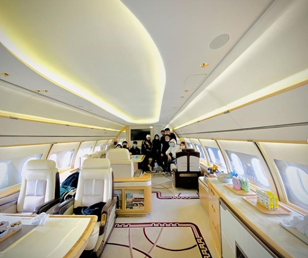 黄子韬|黄子韬再秀私人飞机，躺在专属床位上超舒适，内部富丽堂皇如宫殿