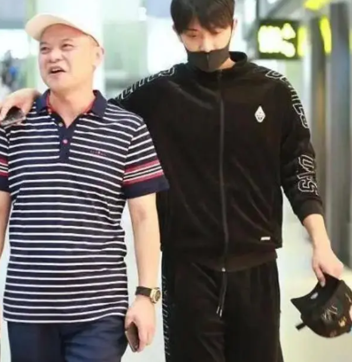 黄子韬|黄子韬再秀私人飞机，躺在专属床位上超舒适，内部富丽堂皇如宫殿