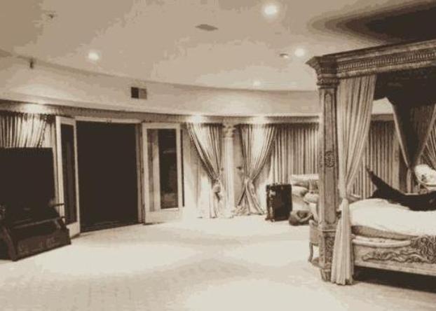 黄子韬|黄子韬再秀私人飞机，躺在专属床位上超舒适，内部富丽堂皇如宫殿