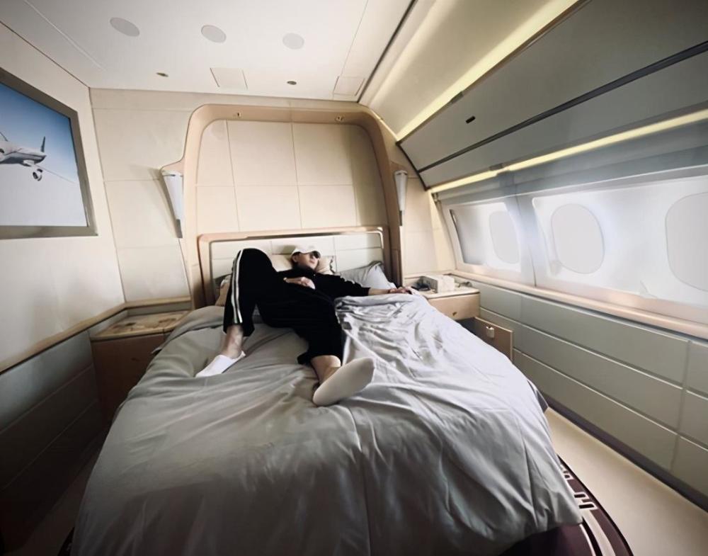 黄子韬|黄子韬再秀私人飞机，躺在专属床位上超舒适，内部富丽堂皇如宫殿