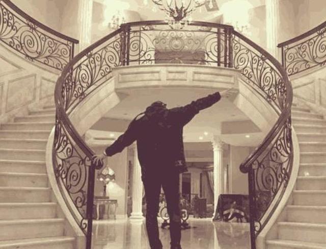 黄子韬|黄子韬再秀私人飞机，躺在专属床位上超舒适，内部富丽堂皇如宫殿